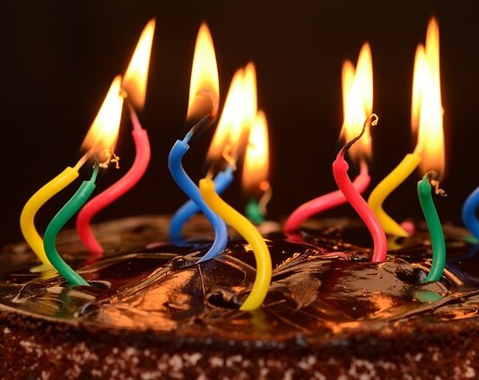 Czy Lukier plastyczny to to samo co masa cukrowa?