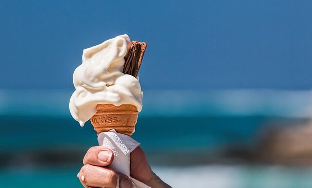 Czy bitą śmietaną rozpuszcza masę cukrową?