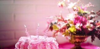 Jak układać warstwy tortu?