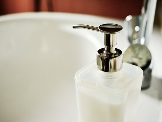 Czy mydło zabija bakterie?
