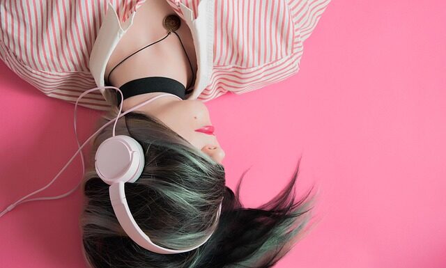 Dlaczego auto piszczy przy odpalaniu?