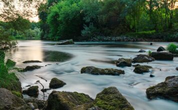 Dlaczego w dwóch kablach jest prąd?